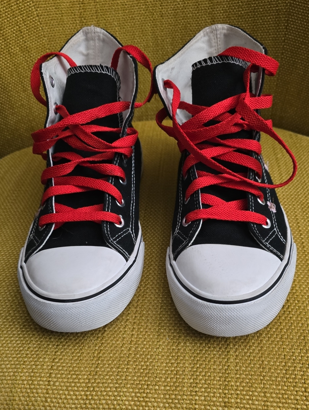 Classic High-Top Canvas Sneakers with Flower Detail and Red Laces